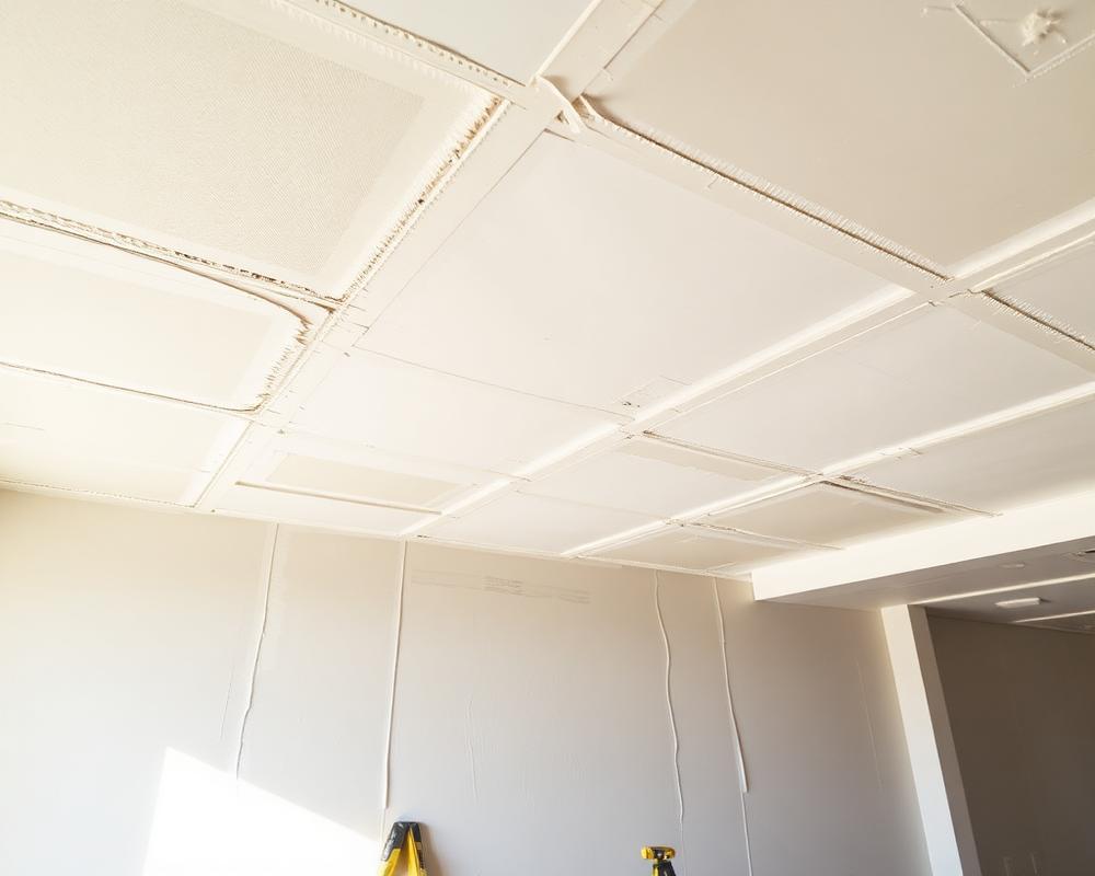 Joints de gypse tirés au plafond d'un chantier